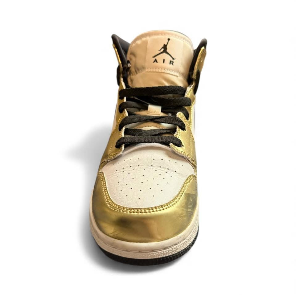 AIR JORDAN 1 GOLD METALLIC HIGH TOP SNEAKERS
SZ 6.5 Y / 8 WOMENS