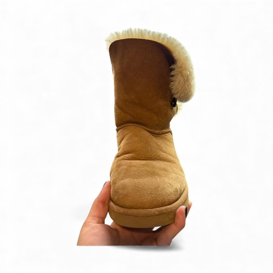 UGG BAILEY BUTTON BOOT II CHESTNUT SZ 8