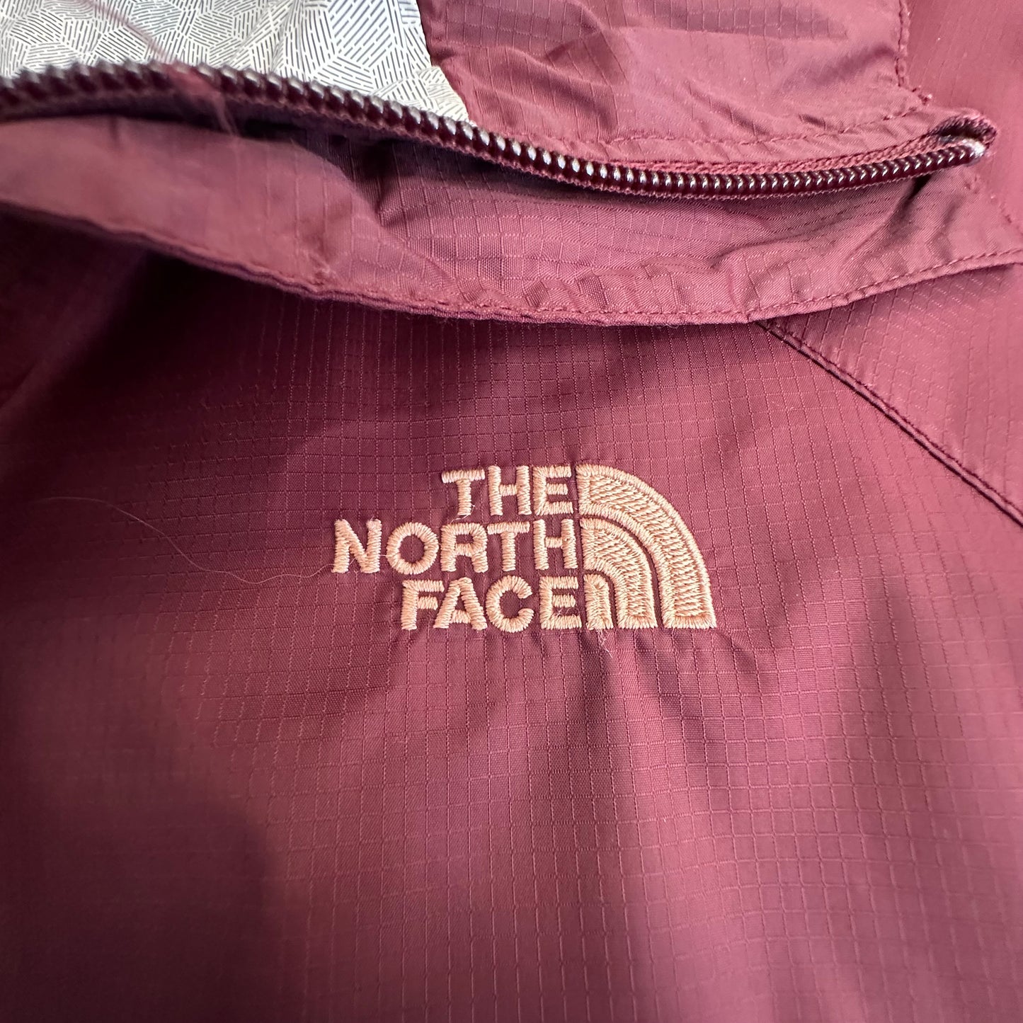 THE NORTH FACE WOMENS MAROON WINDBREAKER HOODED JACKET 100 MEDIUM