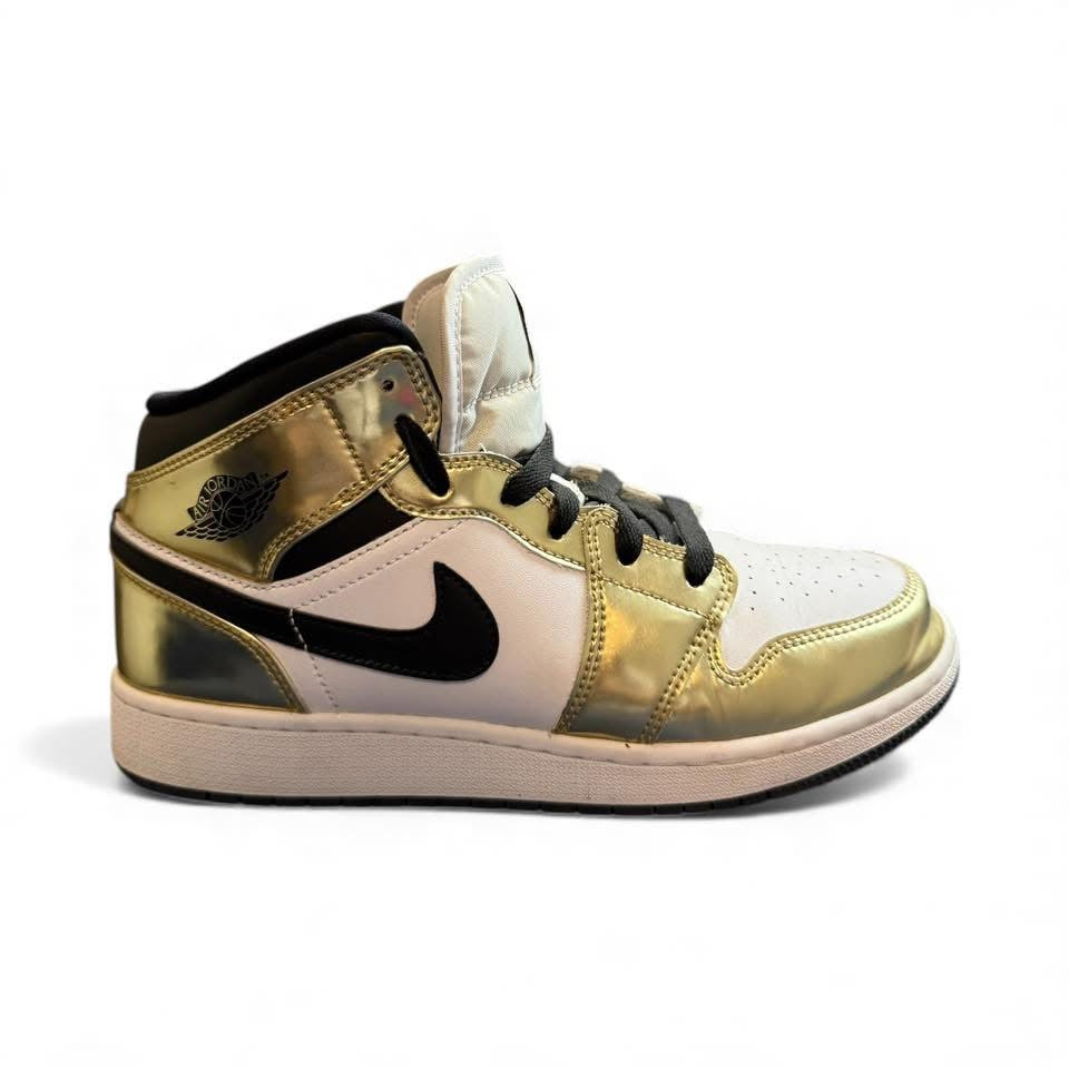 AIR JORDAN 1 GOLD METALLIC HIGH TOP SNEAKERS
SZ 6.5 Y / 8 WOMENS