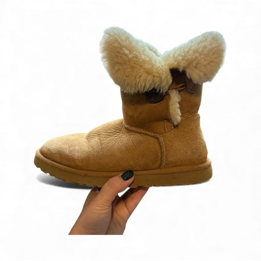 UGG BAILEY BUTTON BOOT II CHESTNUT SZ 8