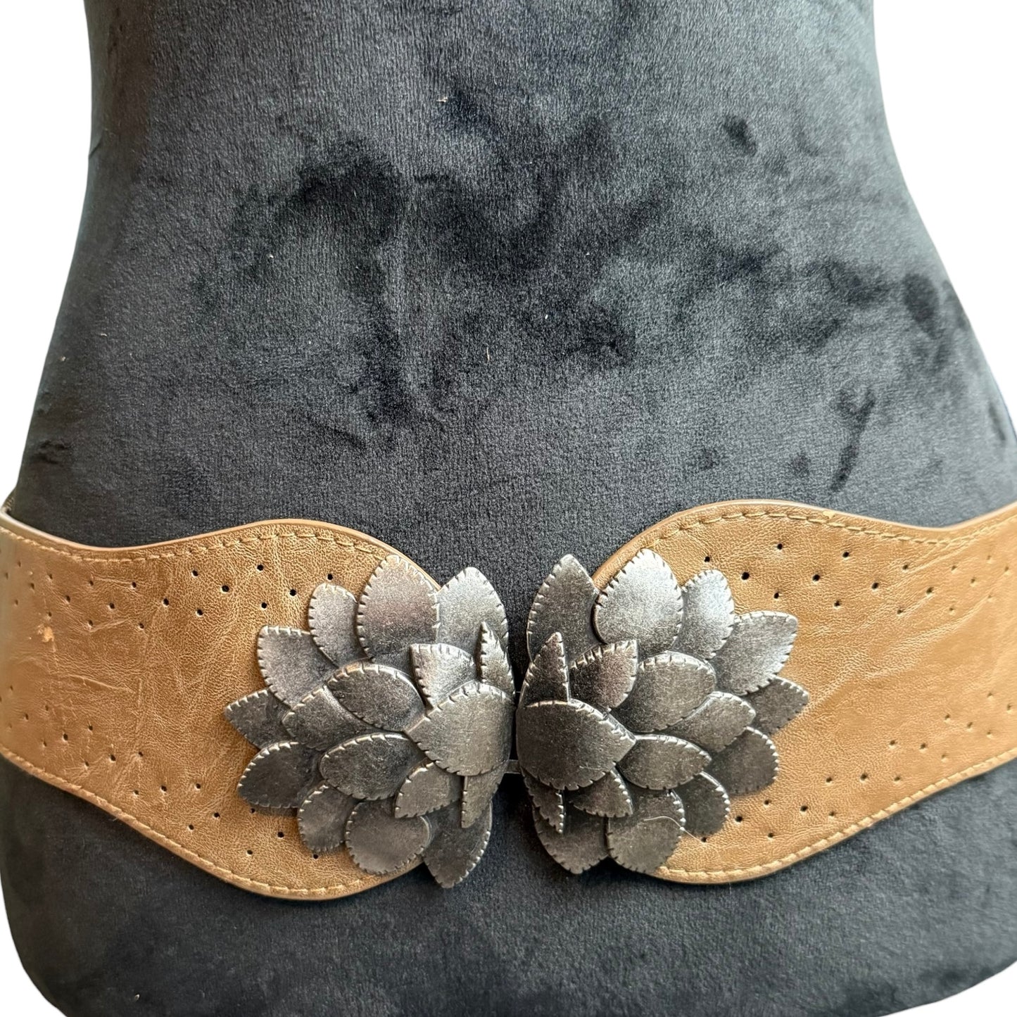 TAN WIDE FAUX LEATHER STRETCH BELT METAL FLORAL BUCKLE 100 S/M