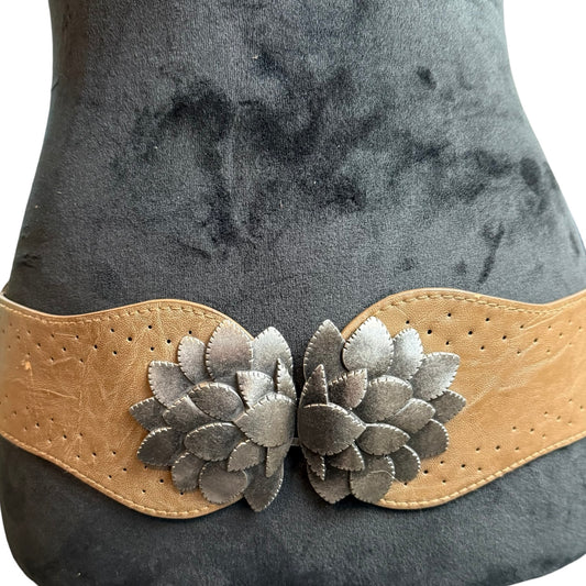 TAN WIDE FAUX LEATHER STRETCH BELT METAL FLORAL BUCKLE 100 S/M