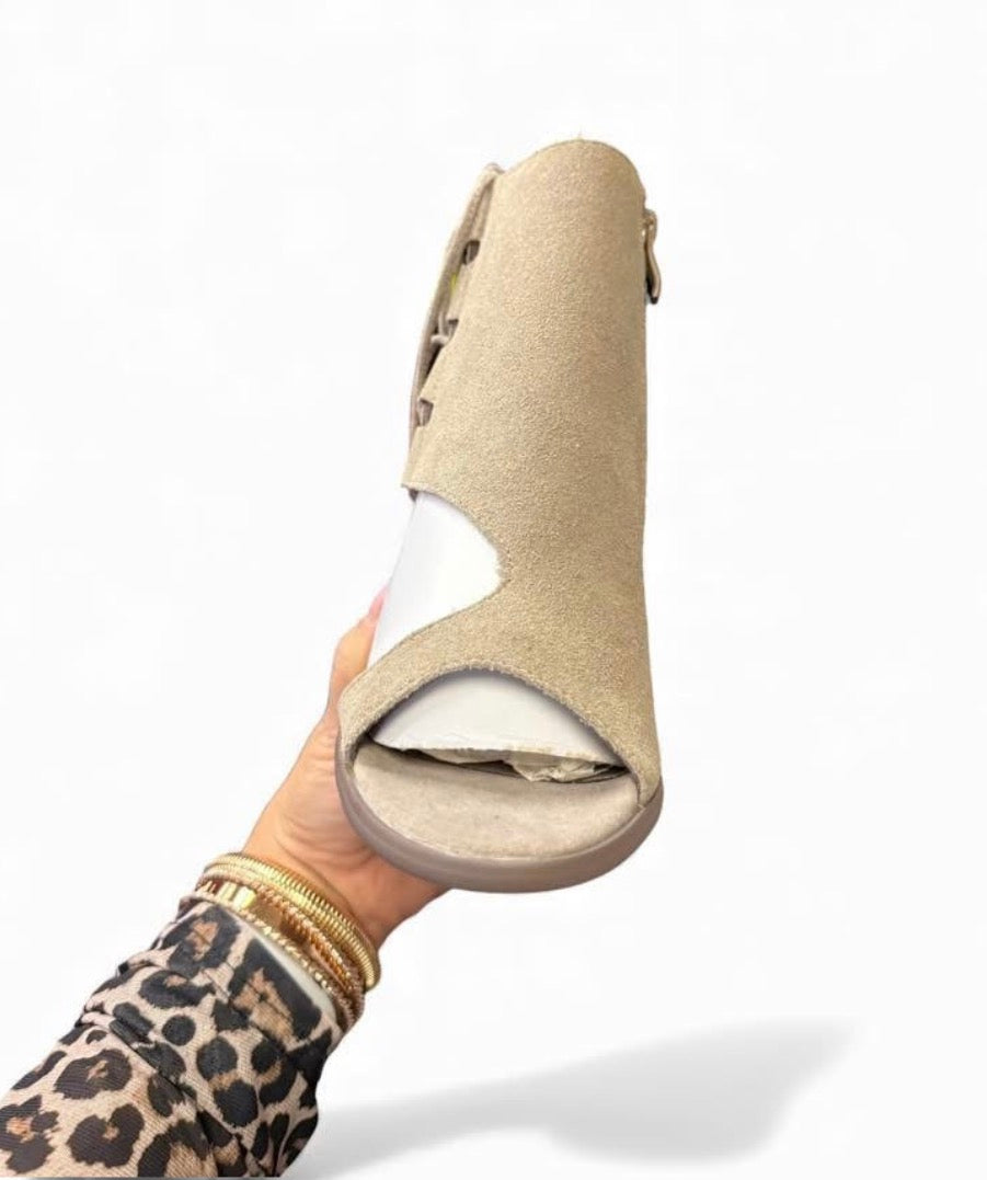 VERY VOLATILE CHERRI HEELED ANKLE BOOTS TAUPE SUEDE SZ 9
