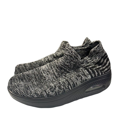 SLIP ON SNEAKERS 200 NWOB SZ 5/6