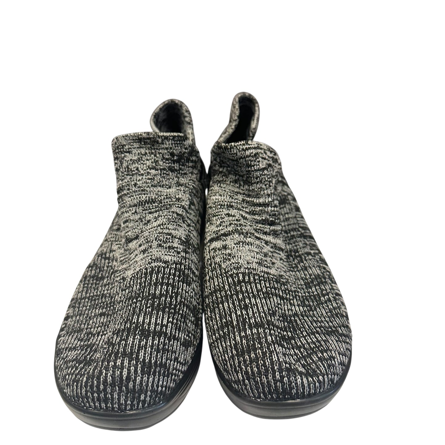 SLIP ON SNEAKERS 200 NWOB SZ 5/6