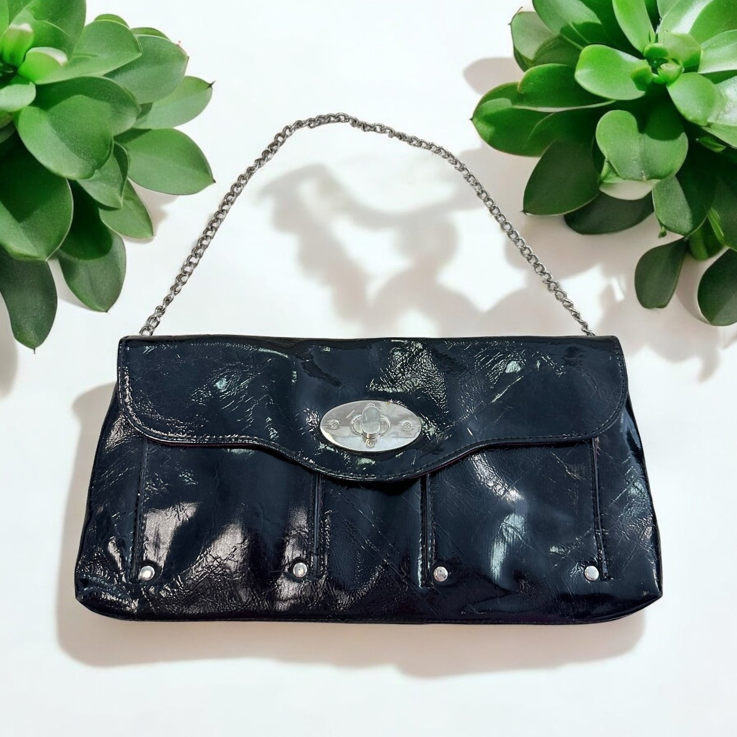 BLACK PATENT LEATHER ENVELOPE SHOULDER BAG