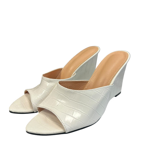 WHITE EMBOSSED FAUX LEATHER WEDGES 220 Sz 9