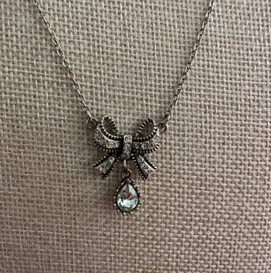 SILVER NECKLACE RHINESTONE BOW 257