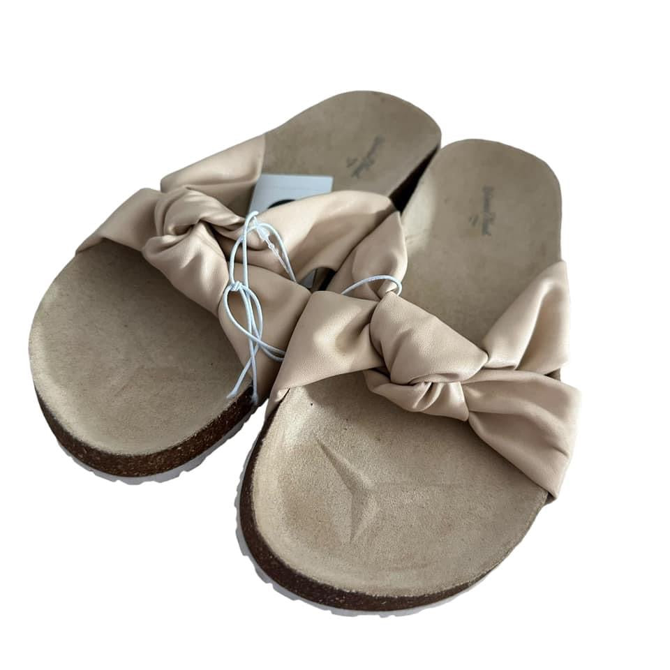 UNIVERSAL THREADS BEIGE SANDALS NWT SZ 9