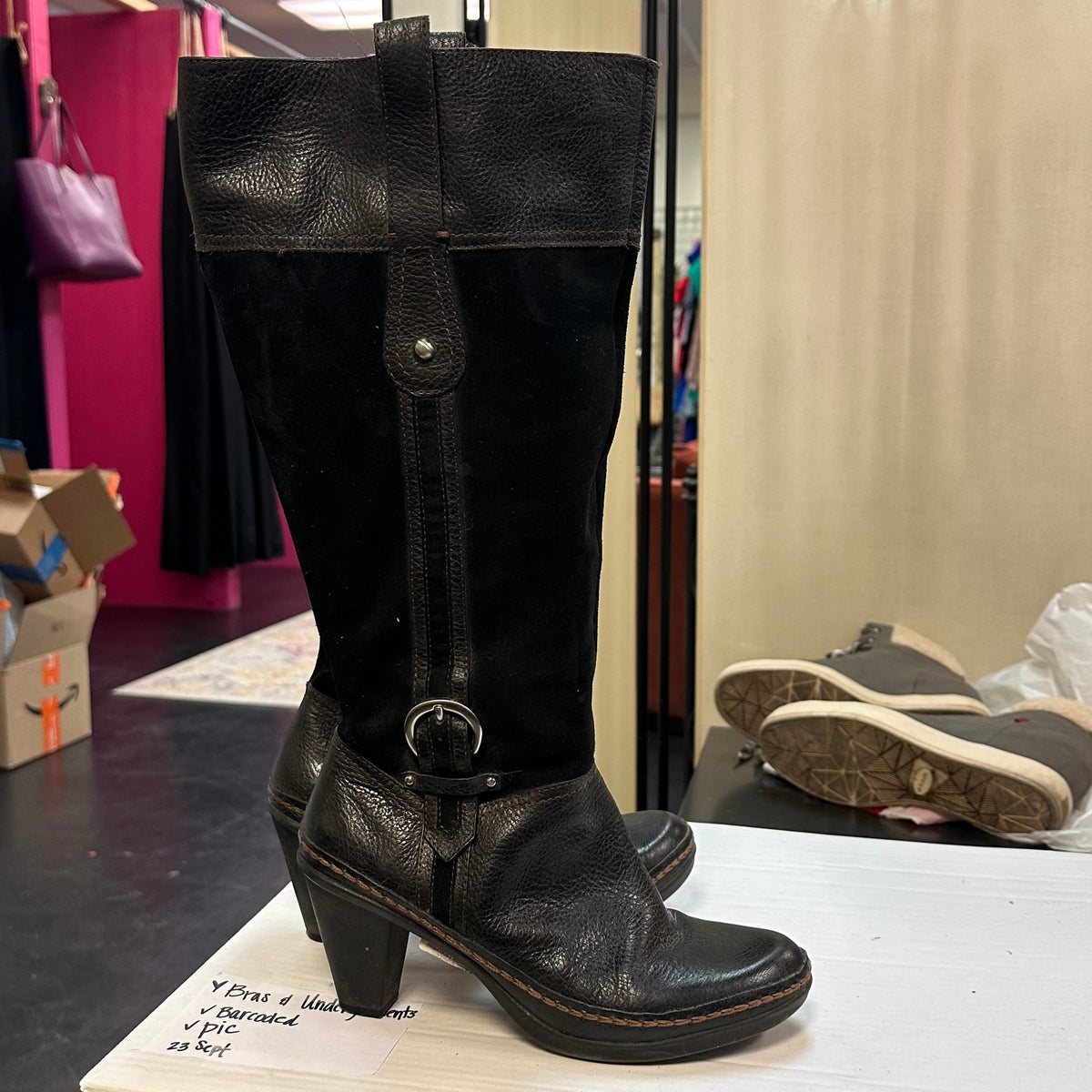NATURALIZER N5 COMFORT BLACK LEATHER SUEDE BOOTS
Sz 8