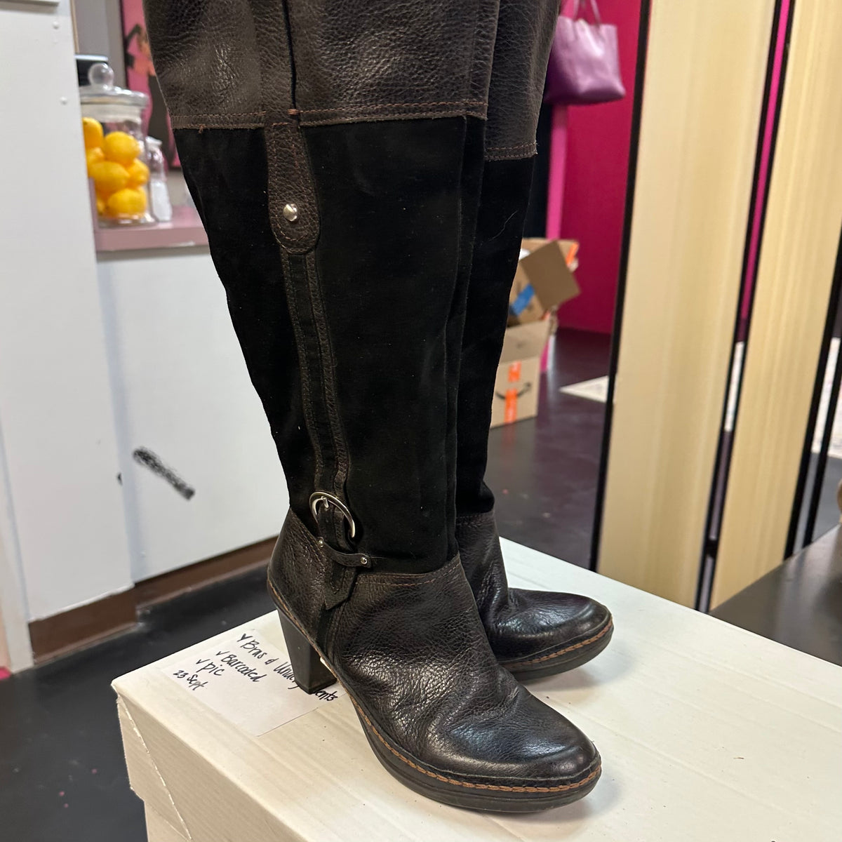 NATURALIZER N5 COMFORT BLACK LEATHER SUEDE BOOTS
Sz 8