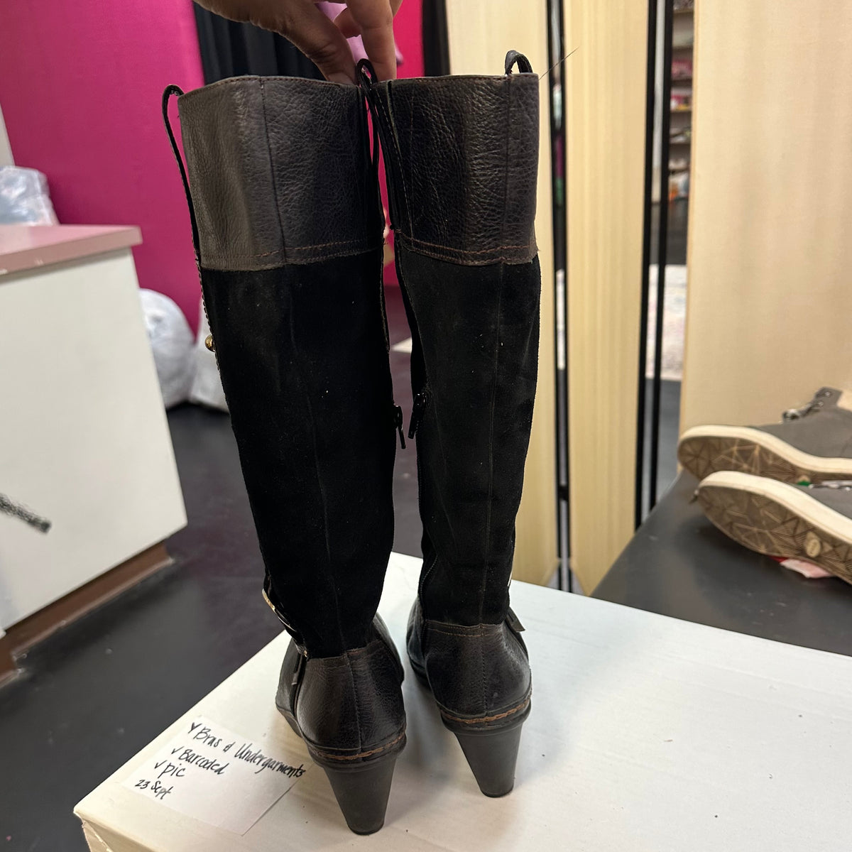 NATURALIZER N5 COMFORT BLACK LEATHER SUEDE BOOTS
Sz 8