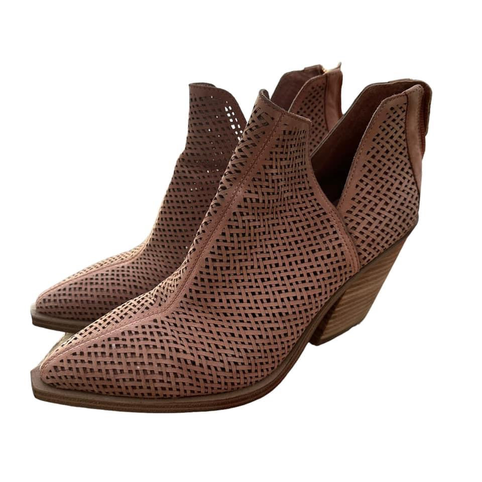 VINCE CAMUTO TAN ANKLE BOOTIES - 140  LIKE NEW  SZ 7 $24.99