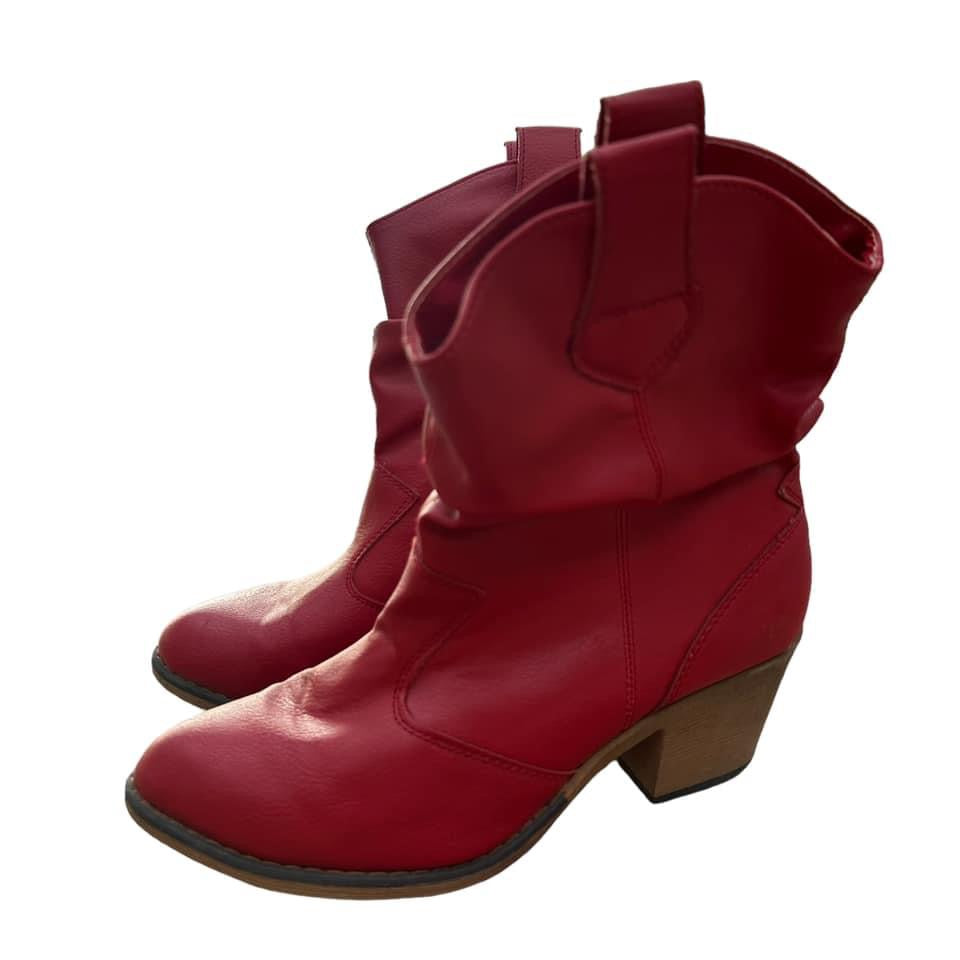 RED FAUX LEATHER BOOTS - 140  SZ 7 $16.99