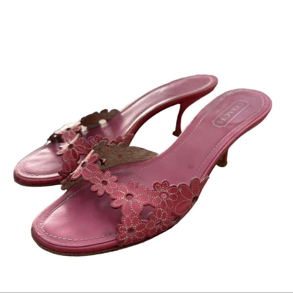 COACH PINK CLARISSA KITTEN HEELS - 100 SZ 7
Comes with box. Some sign of wear.