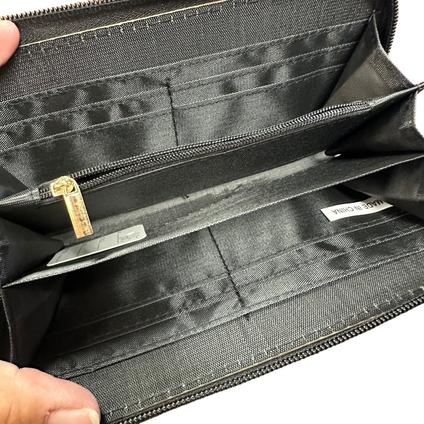 BLACK WHITE WRISTLET WALLET 225 NWOT