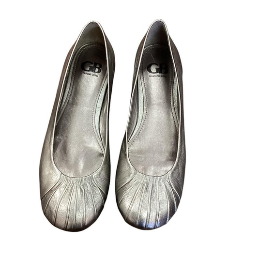 GIANNI BINI (#26)- GUN METAL SILVER FLATS 
SIZE 8.5M