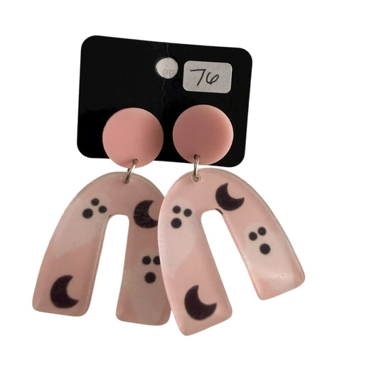 LIGHT PINK GHOST BLACK MOON U EARRINGS 100
